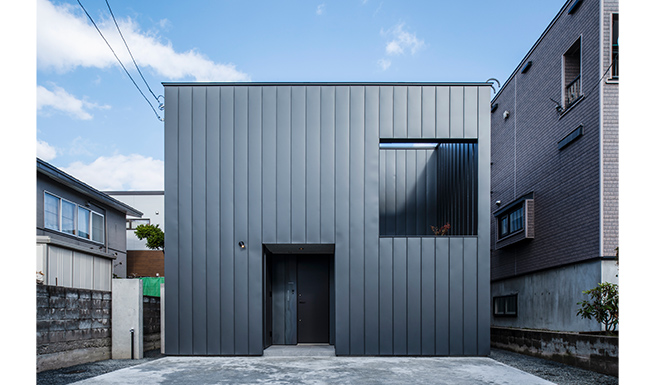 道路からの正面外観。中庭を内包したシンプルなCUBEの外観。